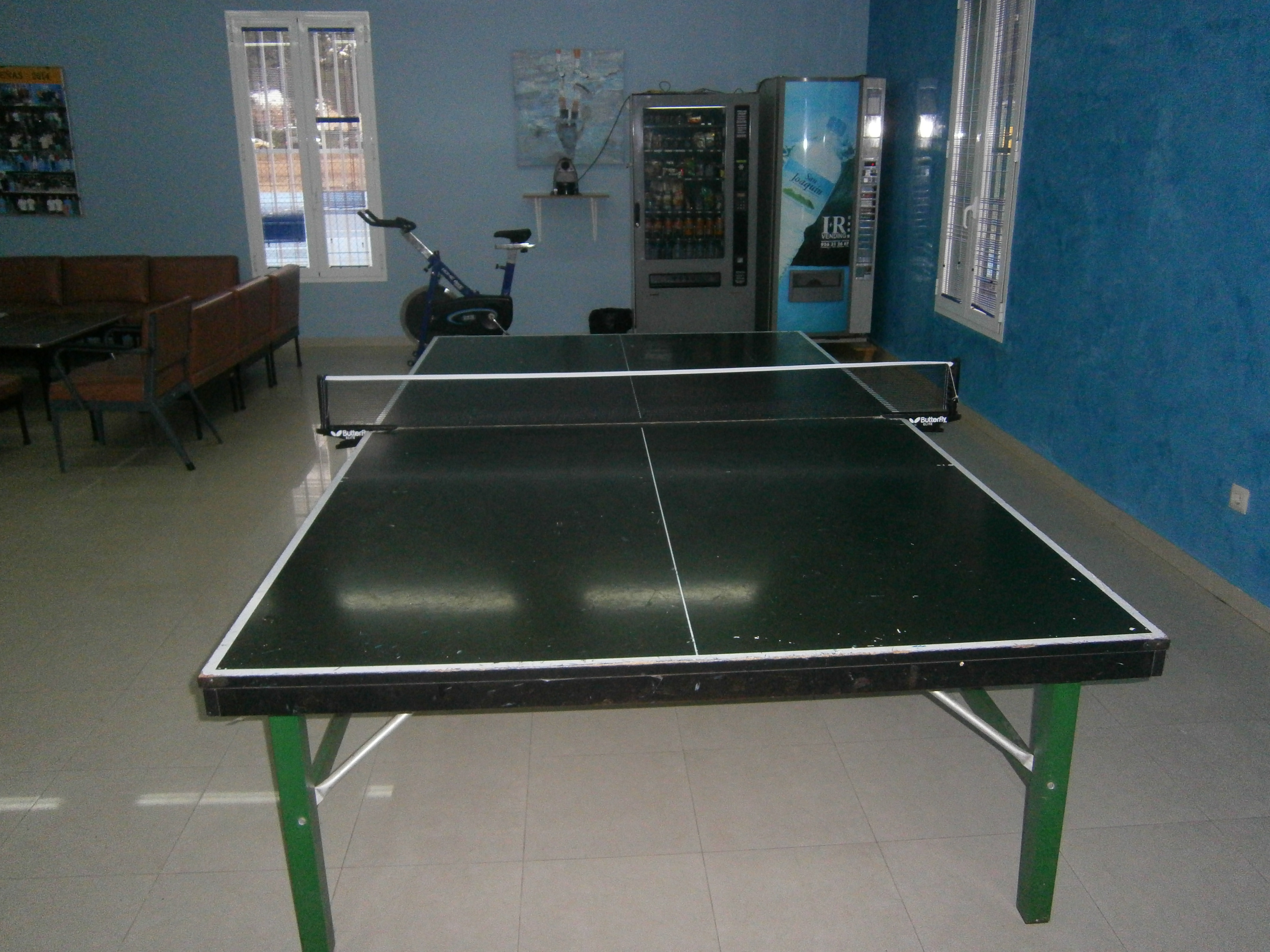 Una mesa de ping pong