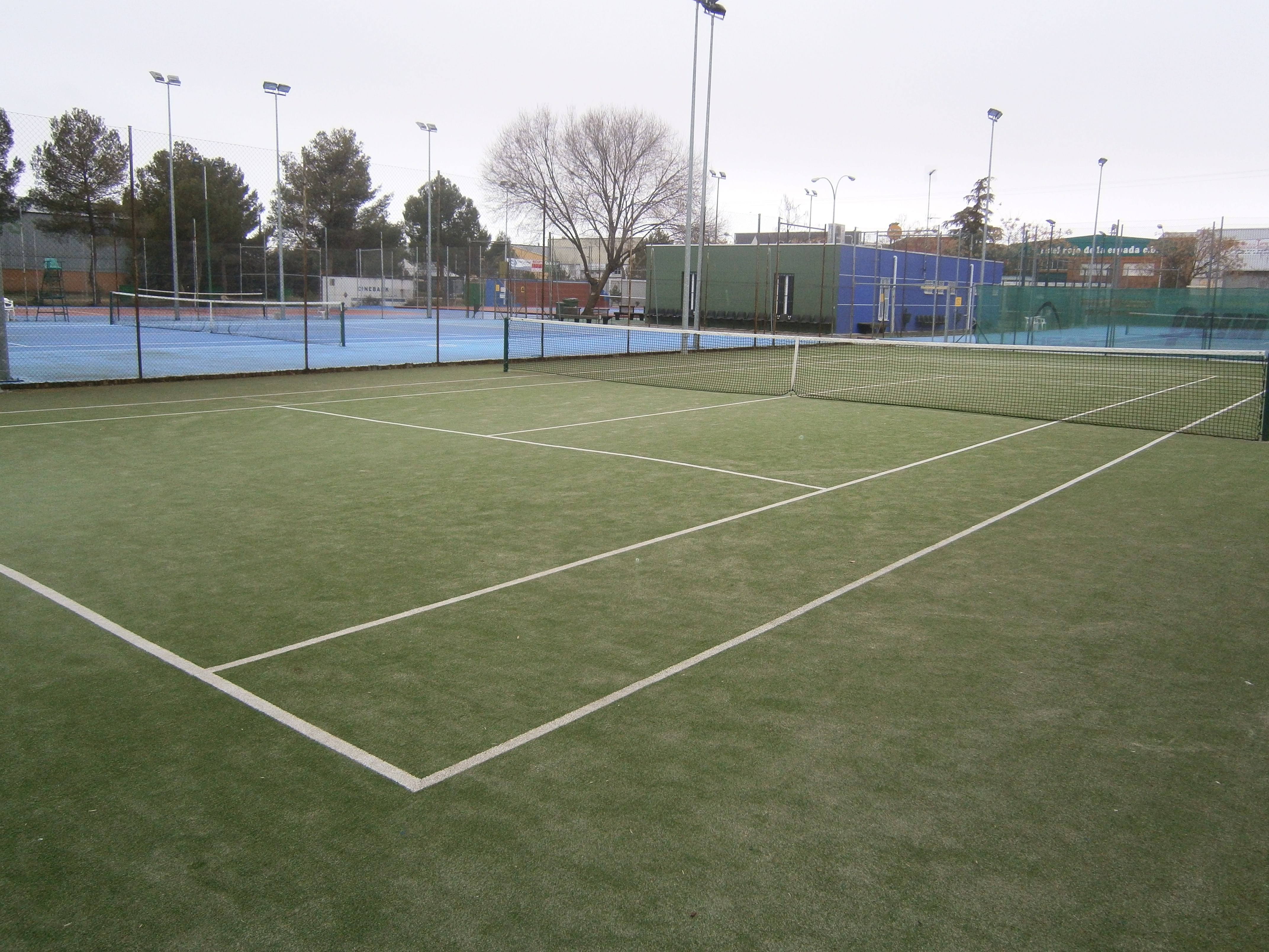 Una pista de tenis de césped artificial
